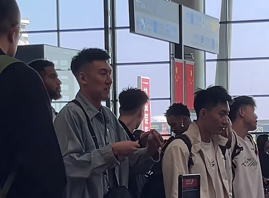 辽宁启程四川!赵继伟随队,偶遇杨鸣展暖心时刻,库珀穿着帅气!